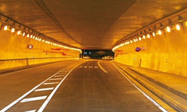 新しい内装材料に基づく高速道路トンネルの運転安全性に関する研究